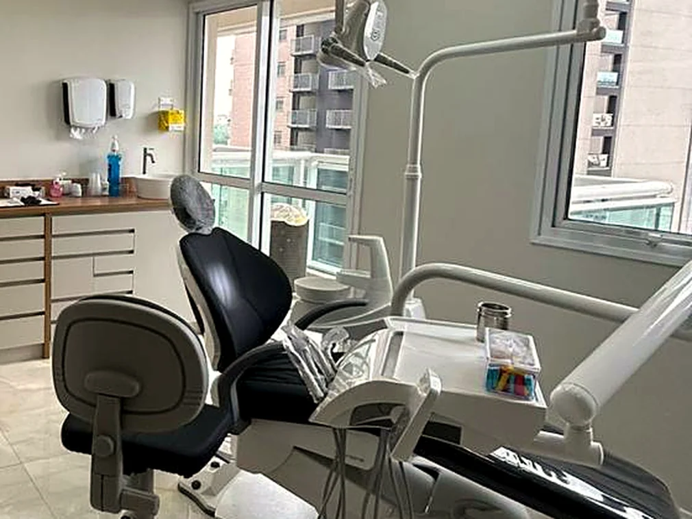Detalhe da bancada e do equipamento da sala clínica
