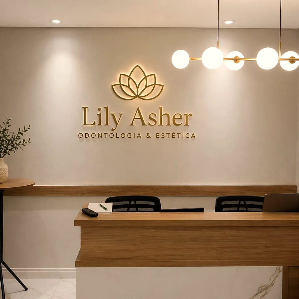 Recepção da Lily Asher: balcão de atendimento em madeira, marca em relevo dourado iluminada na parede e luminárias esféricas